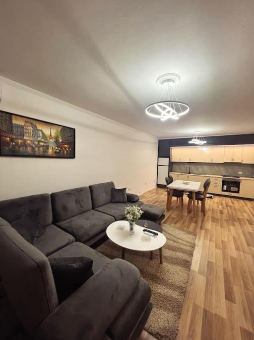 Art'S Apartment Tirana Esterno foto